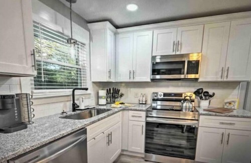 Lebanon House | Central Retreat B, NEW Cozy Family & Pet Friendly