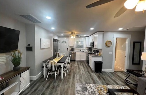 Lebanon House | Central Retreat B, NEW Cozy Family & Pet Friendly