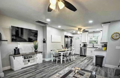 Lebanon House | Central Retreat B, NEW Cozy Family & Pet Friendly