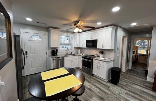 Lebanon House | Central Retreat C, NEW Family and Pet Friendly