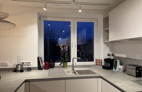 Ludwigshafen Apartment | Central Suite, 2 Bed Rooms, fully equipped kitchen, Living Room, Netflix, Balkon