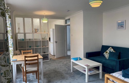 Sidmouth Apartment | Central Sidmouth studio apartment with Sea Peeps