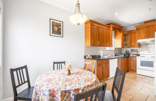 Renfrew-Collingwood Apartment | Central Spacious 3 Br Upstairs