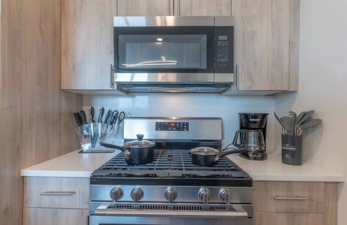 East Orange Apartment | Central Stay in East Orange, Near Airport+Train w/FREE Parking!
