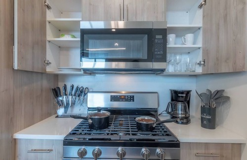 East Orange Apartment | Central Stay in East Orange, Near Airport+Train w/FREE Parking!
