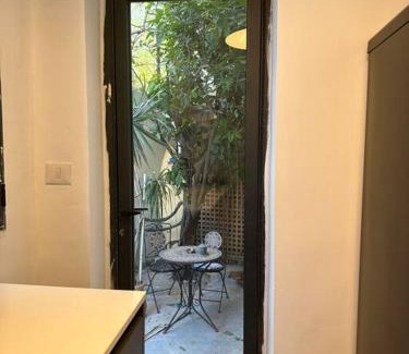 Neve Tzedek Apartment | Central Studio with a Garden
