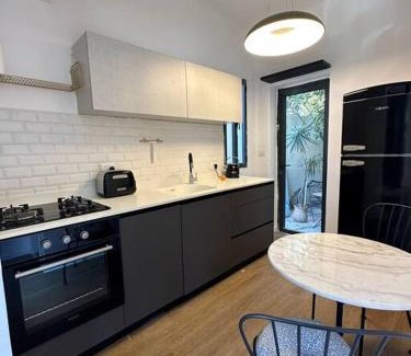 Neve Tzedek Apartment | Central Studio with a Garden