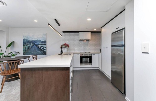 Auckland Central Business District Apartment | Central Stunner! Views, Pool and Carpark