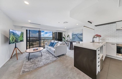 Auckland Central Business District Apartment | Central Stunner! Views, Pool and Carpark