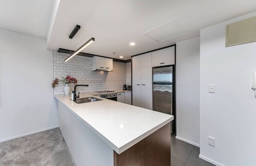 Auckland Central Business District Apartment | Central Stunner! Views, Pool and Carpark