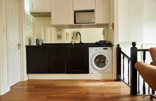 Earl's Court Apartment | Central, stunning and quiet flat with a south facing terrace and lots of light.