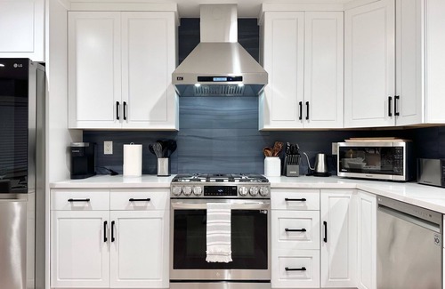 South Sundale House | Central Stylish New 3B2b with Pool in Fremont