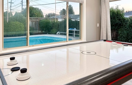 South Sundale House | Central Stylish New 3B2b with Pool in Fremont