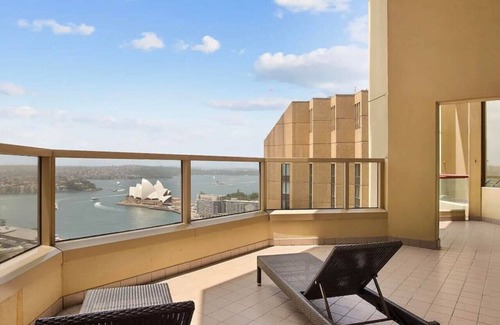 The Rocks Apartment | Central Sydney Apartment with Pool, Sauna & Gym!
