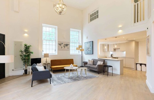 Tadworth Apartment | Central Tadworth Terrace Flat - Split- level 2BDR