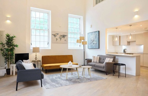Tadworth Apartment | Central Tadworth Terrace Flat - Split- level 2BDR