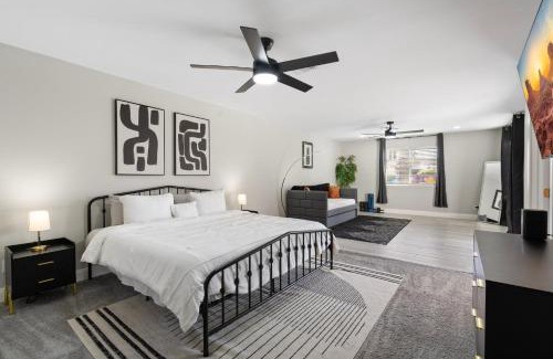 Evergreen Apartment | Central Tempe Gem Mural Art Garage Near Freeway