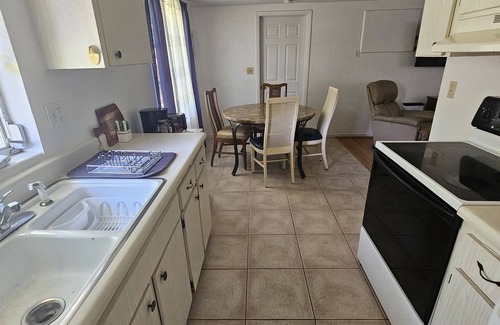 Pine Ridge House | Central to all rivers and golf courses, 5 people, pet friendly, privacy fence.