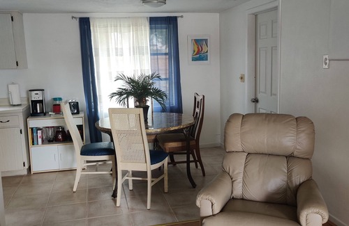 Pine Ridge House | Central to all rivers and golf courses, 5 people, pet friendly, privacy fence.