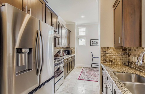South Central Houston House | Central Townhome Walk to Parks, Museums & More