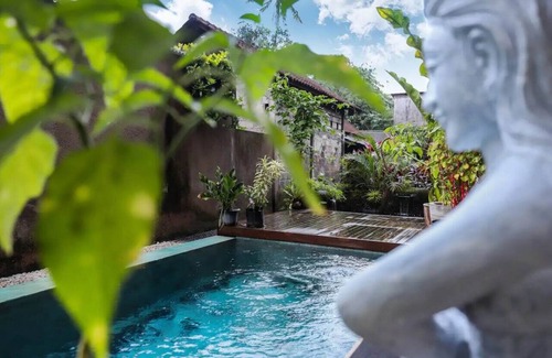 Peliatan Villa | Central Ubud Modern Apartments + Private Kitchen