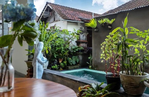 Peliatan Villa | Central Ubud Modern Apartments + Private Kitchen
