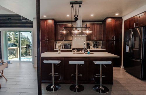 Regional District of Nanaimo House | Central Vancouver Island ☀ 500sqf. Rooftop Deck! ✦Views✦ Walk to Beach!🏖