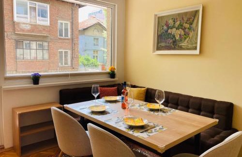 Plovdiv Center Apartment | Central Vintage Apartment for 6 Guests & Private Parking