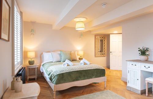 Whitchurch Apartment | Central Whitchurch - Lowcross House Guest Bedroom 3