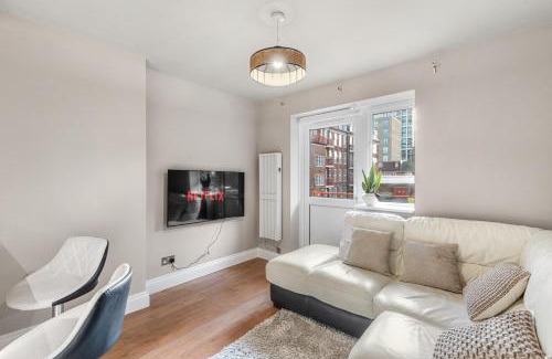 Stepney Green Apartment | Central Whitechapel - Steps from Station & Sights!