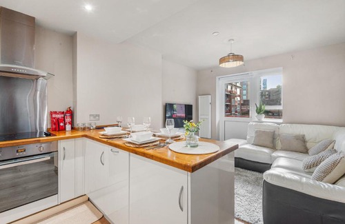 Stepney Green Apartment | Central Whitechapel - Steps from Station & Sights!