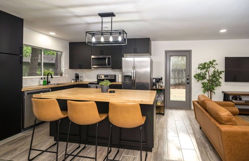Grogan's Mill House | Central Woodlands. Outdoor deck, dining, & grill! Newly Remodeled.