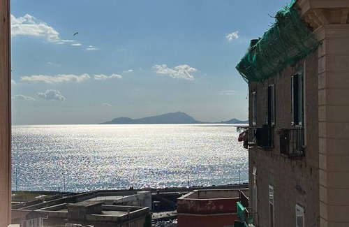 Portici Apartment | Centrale a Portici , un Minuto Dalla Stazione e il Mare , Posizione Strategica