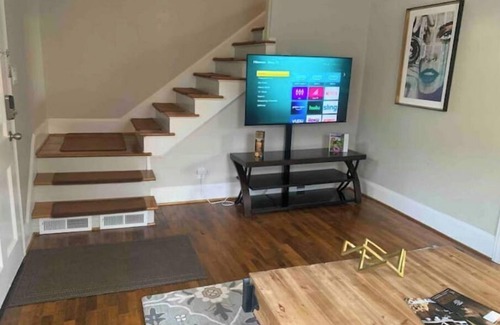 Dilworth House | Centralized Charlotte Townhouse with Table Tennis