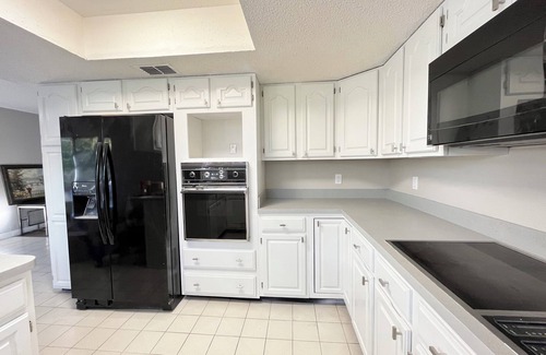 Town N County Park House | Centrally 2BR/2BA Creek House with Washer, Dryer and Parking