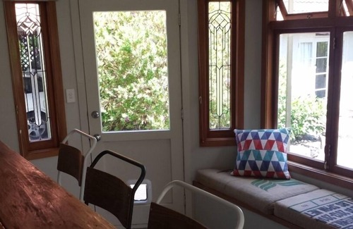 Lynmore House | Centrally heated character home and studio walking distance to Redwoods. Lynmore