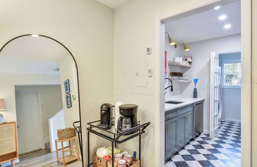 Saint Simons Heights Condo | Centrally located condo for 2 with a community swimming pool.