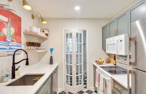 Saint Simons Heights Condo | Centrally located condo for 2 with a community swimming pool.