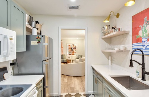 Saint Simons Heights Condo | Centrally located condo for 2 with a community swimming pool.