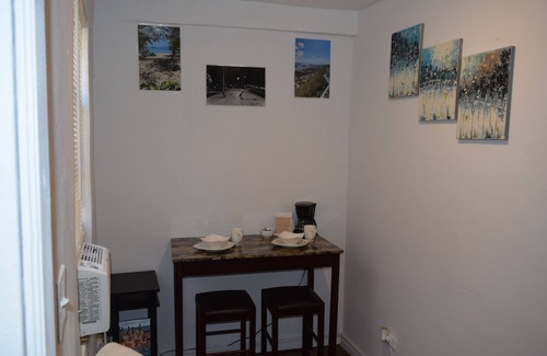 Estate Queens Quarter Apartment | Centrally Located Cozy Studio Retreat - WIFI & A/C