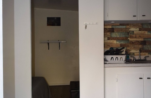 Estate Queens Quarter Apartment | Centrally Located Cozy Studio Retreat - WIFI & A/C
