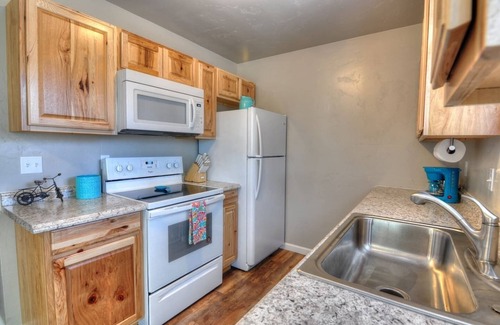 Grand Junction House | Centrally Located, Modern Townhome! Pet Friendly! Fast WiFi