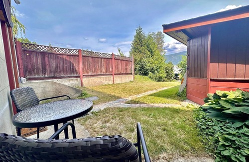Castlegar House | Centrally Located 1 Bedroom Suite