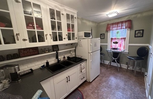 South Central Apartment | Centrally Located 1 Bedroom Apartment with Historical Charm!