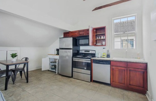 South 7th Ward Apartment | Centrally located 1bed 1bath,walk to French Q, Bourbon St. & Jazz venues