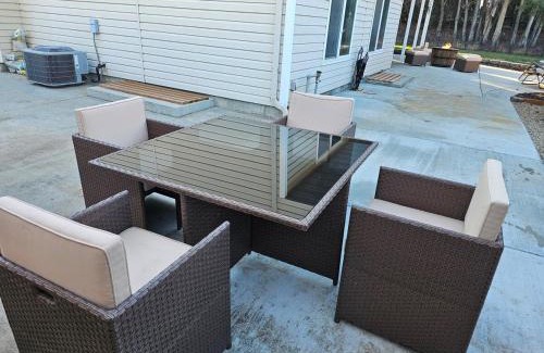 Meridian Apartment | Centrally Located 1500 SqFt Private Guest Suite with Hot Tub