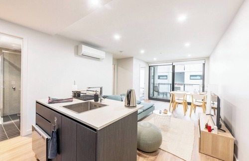 Turner Apartment | Centrally Located 2BDR Apartment Braddon w/Parking