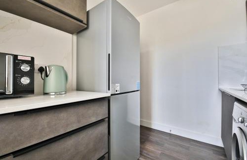 Cyncoed Apartment | Centrally Located 2Bed Flat With Balcony & Parking