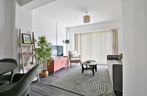 Cyncoed Apartment | Centrally Located 2Bed Flat With Balcony & Parking