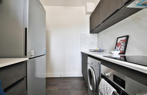 Cyncoed Apartment | Centrally Located 2Bed Flat With Balcony & Parking
